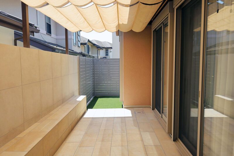 タイルの美しさが際立つ、シンプル＆スタイリッシュなテラスガーデン